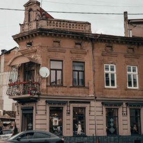 Во Львове восстановили исторические окна дома по улице Хмельницкого