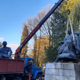 Во Львове демонтировали три советских памятника с «Холма славы»