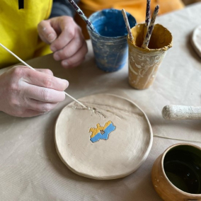 7 творческих мастерских Киева, где учат лепить из глины и создавать мозаики
