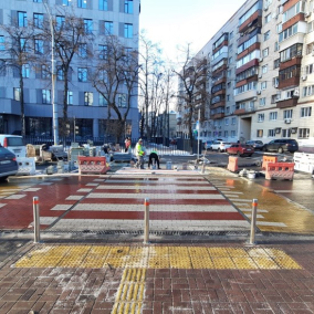 На Севастопольській площі облаштовують підвищений велопішохідний перехід