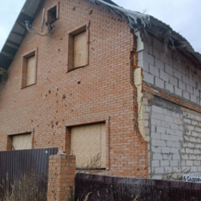В Гостомеле до сих пор не восстановили 100 поврежденных домов из-за недобросовестных подрядчиков