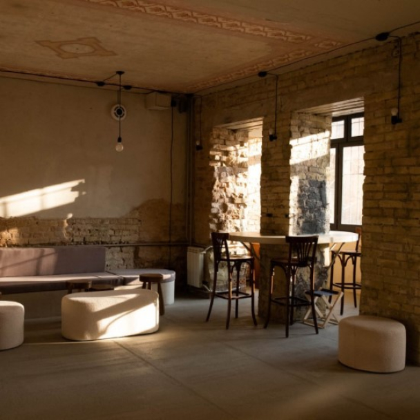 На Подолі відкрили книгарню вживаних і рідкісних книг «Плекай» із крафтовим пивом