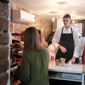 В Черновцах открыли инклюзивную кофейню, где угощают за благотворительные пожертвования