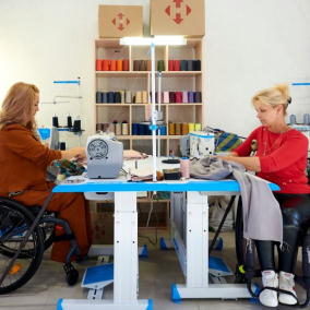 На Київщині запрацювала майстерня, де шиють адаптивний одяг для людей з інвалідністю