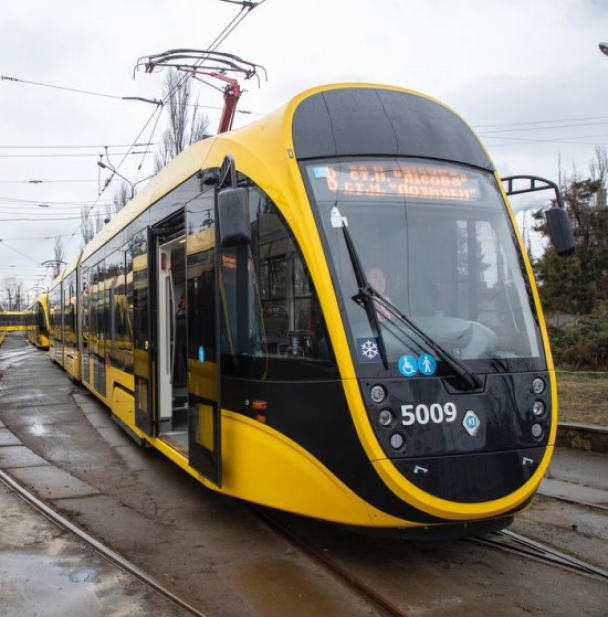 С Лесной в Позняки начали курсировать новые трамваи украинского производства: фото