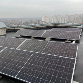 На крыше многоэтажки в Деснянском районе установили солнечную электростанцию