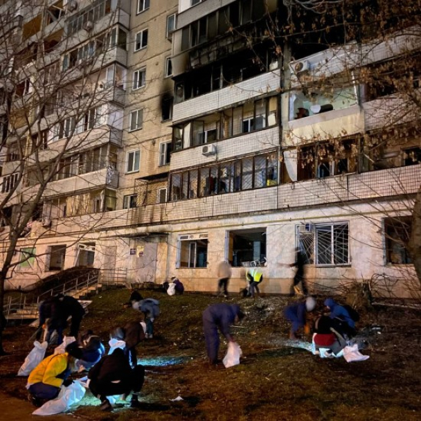 Волонтери допомогли комунальникам прибрати територію біля пошкодженого будинку на Солом’янці