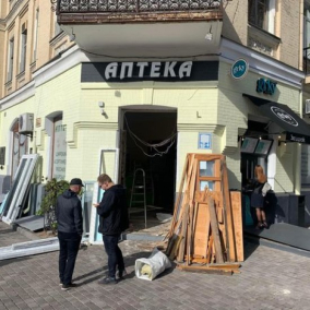 Активісти закликають повернути відреставровані двері в аптеку на Хмельницького — петиція