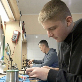 Школяр із Тернополя організував виробництво FPV-дронiв: збирають до 30 БПЛА на місяць