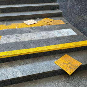 У нещодавно відремонтованому переході на Шулявці відпадає плитка й не працюють ліфти