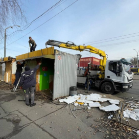 Біля станцій метро "Почайна" й "Мінська" демонтували понад 60 МАФів та наметів