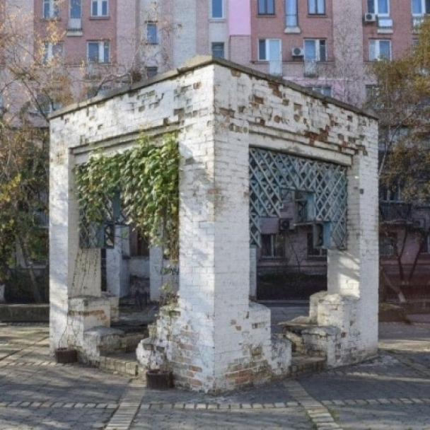 Модерністську альтанку на Подолі відновлять активісти