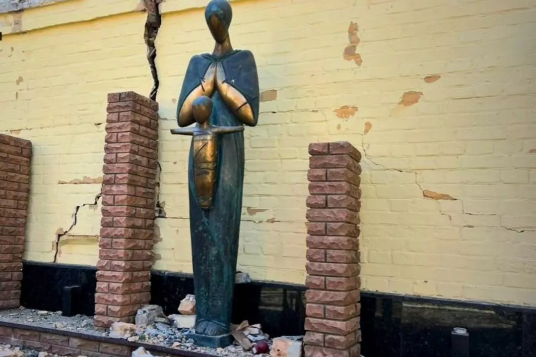 Із пошкодженого росіянами музею Чорнобиля у Києві врятували 65 експонатів