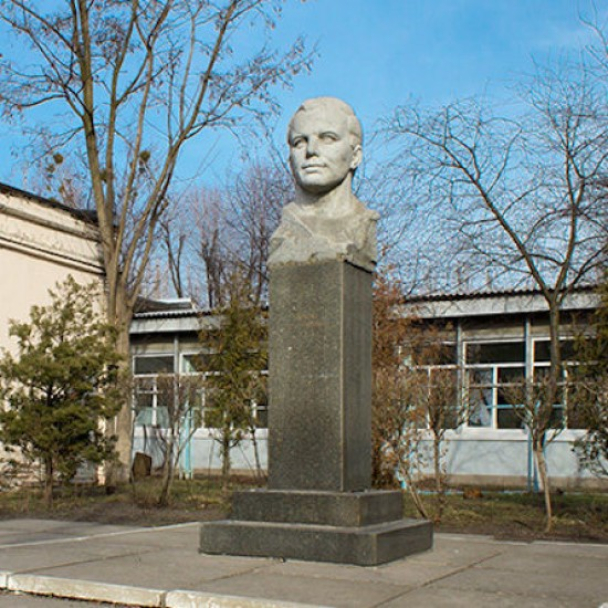 На Дарнице демонтировали бюст Юрия Гагарина