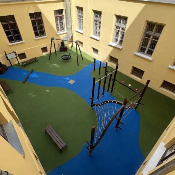 У Львові на місці занедбаного шкільного дворика відкрили сучасний дитмайданчик