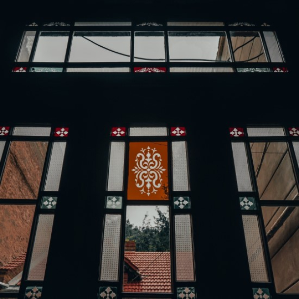 Во Львове отреставрировали историческую дверь с витражами: фото