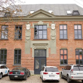 У відновленій історичній будівлі на Львівщині відкрили хостел: дивіться, як він виглядає