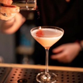 Более 50 классических коктейлей: в Софиевской Борщаговке открыли секретный speakeasy-бар