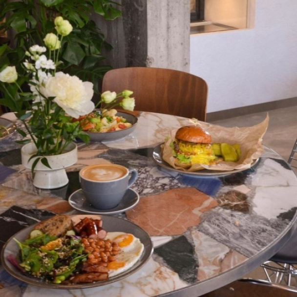 Кофе, коктейли и музыкальные вечеринки: возле Левобережной открыли кафе Esco.bar