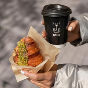 Біля «Арсенальної» відкрили кав'ярню Baho зі спешелті-кавою і десертами власного виробництва
