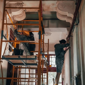 Во Львове учат горожан реставрировать историческую стенопись в подъезде
