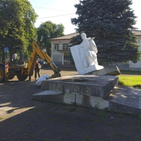 Во Львовской области демонтировали еще более 20 советских памятников