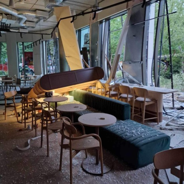 Через російську ракетну атаку на Львів постраждало Kredens Cafe