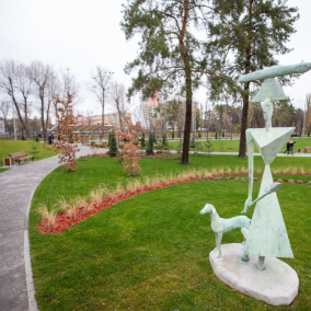 В Днепровском районе обустроили новый сквер с арт-объектами: фото