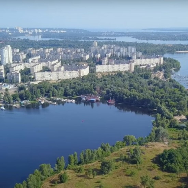 Киевсовет отклонил 4 петиции горожан. Среди них – о запрете строить аквапаркинг на Оболони.
