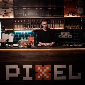 Возле ВДНГ открыли кофейню Pixel с кофе, десертами и настолками