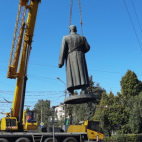 В Полтаве демонтировали памятник советскому генералу Зыгину