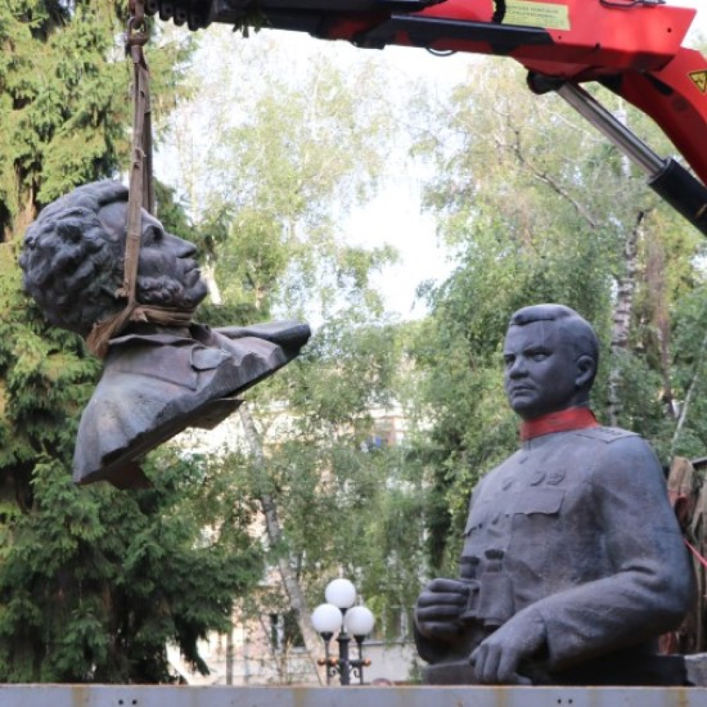 У Полтаві демонтували пам’ятники Пушкіну та Ватутіну | Журнал великого ...