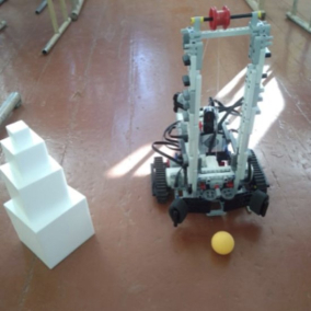 Школяр із Шостки створив із LEGO робота-комунальника та розробляє розміновувача