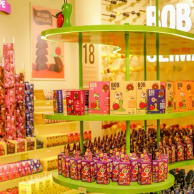 У Варшаві відкрили перший магазин українських корисних солодощів Bob Snail