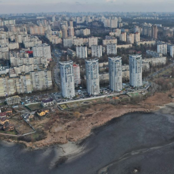 Києву намагаються повернути землю водного фонду на Святошині. Там звели самобуд