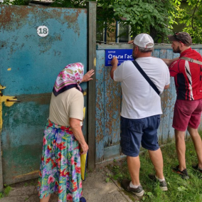 У Броварах активісти самотужки замінили таблички з російськомовними назвами на нові