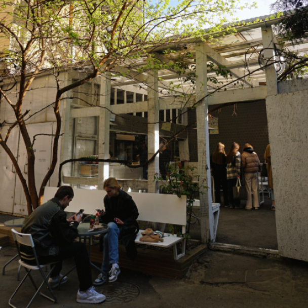 Вьетнамское кафе «У Хань» открыло попап в сезонном баре Okno