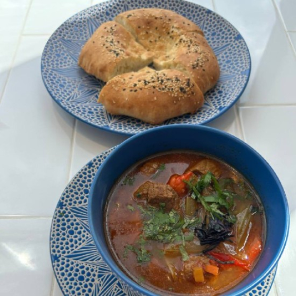 Самса, плов и «узбекская шаурма»: на Подоле открыли кафе «Ты + плов = любовь»