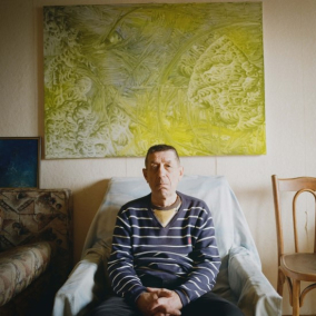 Помер київський художник-двірник, який влаштував виставку своїх картин біля смітника