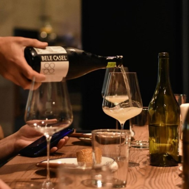 Вина с полки, кофе и выпечка: в центре Киева заработал винный бар и магазин «Ле»