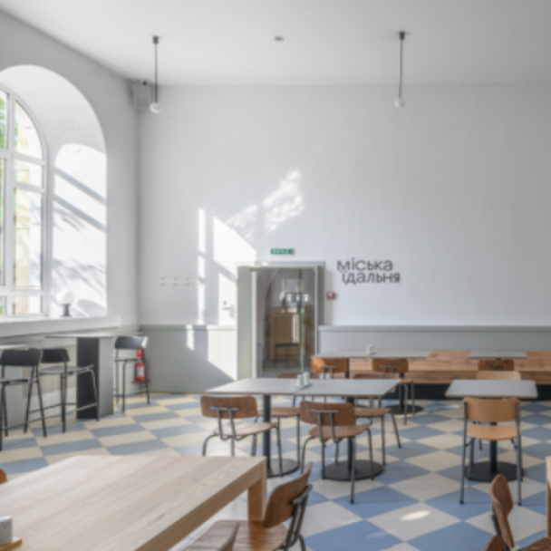 «Демократичний містяк» із борщем, котлетою і пюре: на Львівській площі відкрили «Міську їдальню»