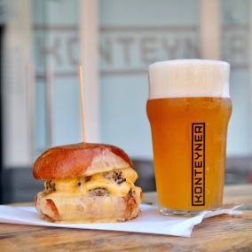 Пиво й бургери: на Осокорках відкрився спільний заклад Konteyner та Burger Farm