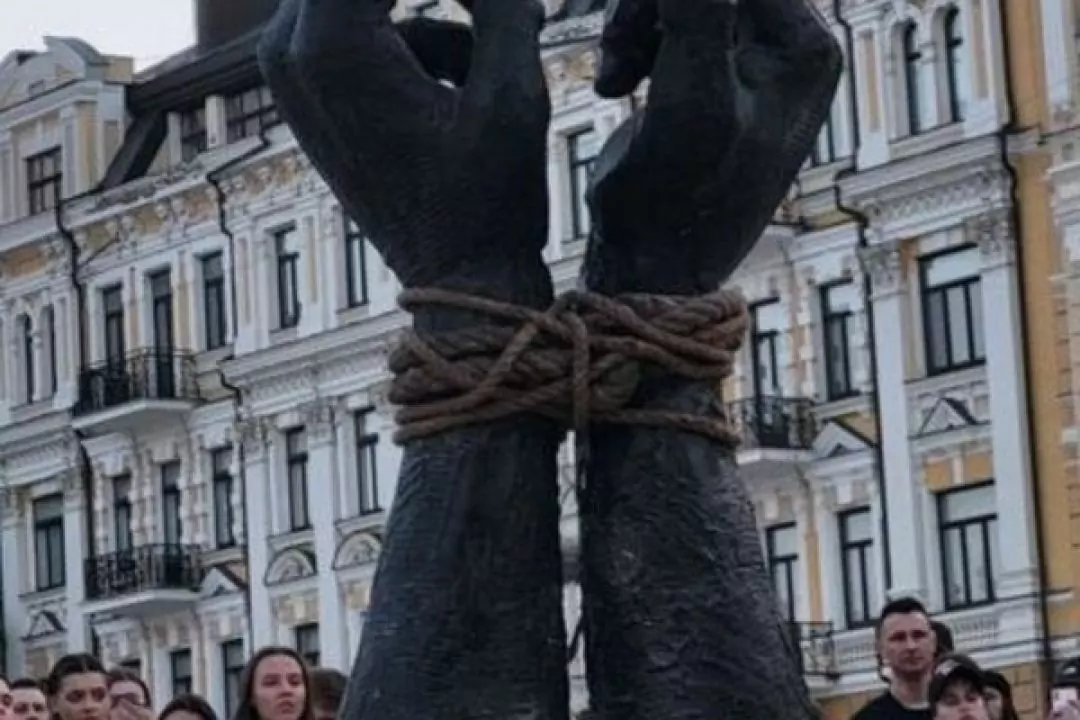На Софійській площі відкрили інсталяцію, присвячену "Азовсталі"
