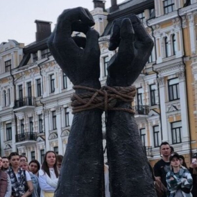 На Софійській площі відкрили інсталяцію, присвячену "Азовсталі"
