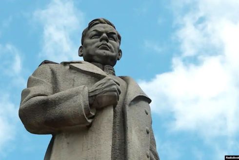 В Киеве демонтируют памятники Ватутину и Щорсу