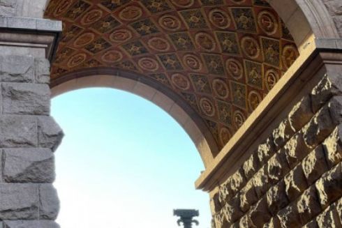 Киевляне призывают Кличко убрать серп и молот из мозаики на Крещатике