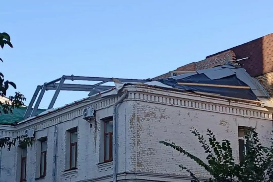 В Киеве с исторического здания убирают два незаконных этажа