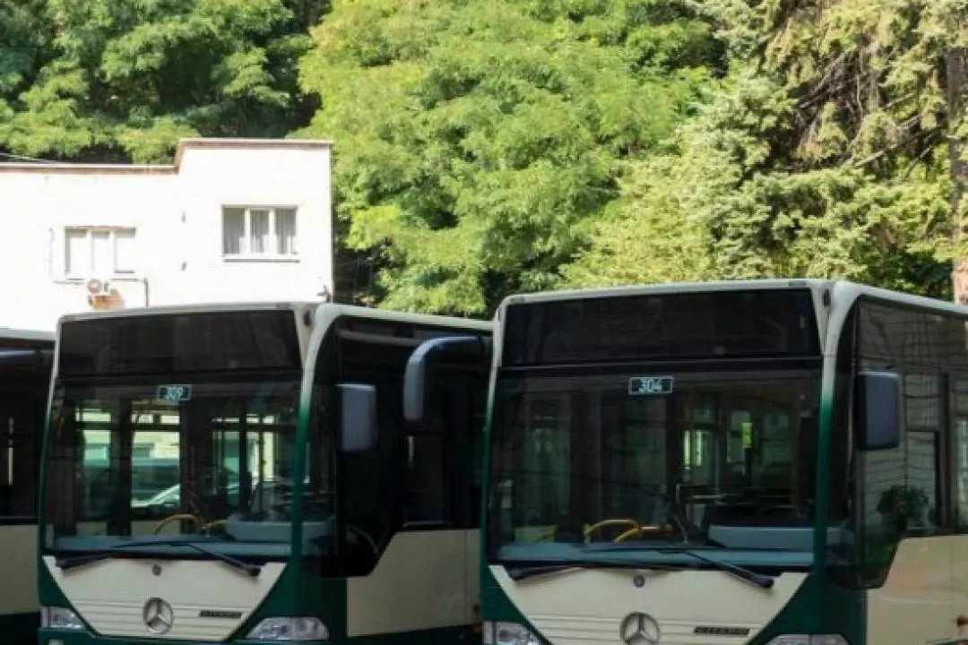Київ отримав від благодійників три міських автобуси