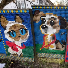 Подружжя з Чернігівщини створює на паркані картини з пластикових кришечок