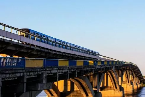 Міст Метро у Києві планують відремонтувати. Там можуть з'явитися підсвітка та велодоріжки